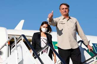 Ao lado de Michelle, Jair Bolsonaro desembarca no Aeroporto Internacional John Fitzgerald Kennedy, em Nova York