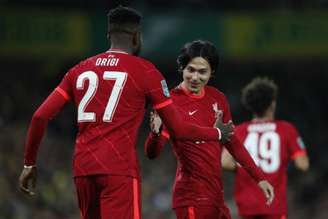 Jogadores do Liverpool comemoram gol no triunfo sobre o Norwich (Foto: ADRIAN DENNIS/AFP)