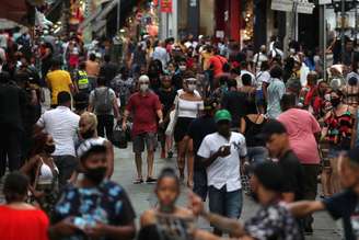 Consumidores fazem compras em rua comercial de São Paulo
REUTERS/Amanda Perobelli