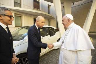 Papa Francisco com os executivos da BMW.