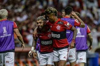 Gabigol e Bruno Henrique comemorando o gol do Flamengo diante do Barcelona(Foto: Gilvan de Souza/Flamengo)