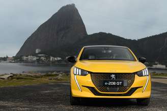 Peugeot e-208 GT no Rio de Janeiro.