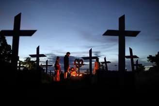 Pessoas acompanham enterro de vítima da covid em Manaus
REUTERS/Bruno Kelly