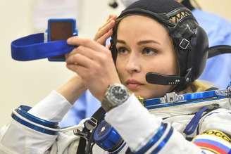 Atriz russa Yulia Peresild se arruma antes de decolagem para a Estação Espacial Internacional
05/10/2021
Andrey Shelepin/GCTC/Roscosmos/Divulgação via REUTERS