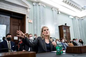 A ex-funcionária e denunciante do Facebook Frances Haugen testemunha durante uma audiência do Comitê de Comércio, Ciência e Transporte do Senado intitulada 'Protegendo Crianças Online: Testemunho de uma denunciante do Facebook', no Capitol Hill, em Washington, EUA, 5 de outubro de 2021. Jabin Botsford/Pool via REUTERS