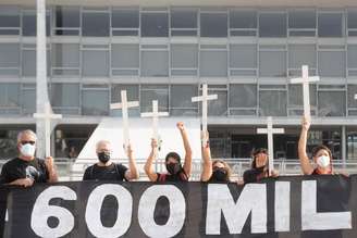 Protesto em Brasília no dia em que o Brasil atingiu a marca de 600 mil mortes