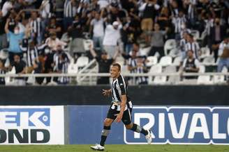 Carlinhos marcou o gol da vitória do Botafogo sobre o CRB, no Nilton Santos (Foto: Vítor Silva/Botafogo)