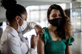 Brasil chega a 100 milhões de pessoas totalmente vacinadas