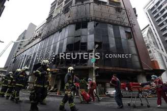 Edifício residencial danificado após incêndio em Kaohsiung, Taiwan
14/10/2021 Woo Swee Kay/Handout via REUTERS 