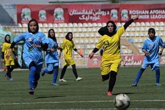 Jogadoras do Afeganistão durante uma partida de futebol