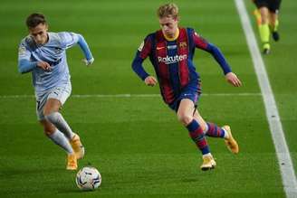 Barcelona e Valencia fazem confronto direto no Campeonato Espanhol neste domingo (Foto: LLUIS GENE / AFP)