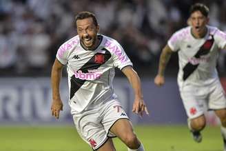 Vasco vence o Coritiba por 2 a 1 