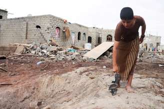 Criança segura estilhaço de míssil após ataque em Marib, no Iêmen
03/10/2021 REUTERS/Ali Owidha