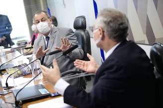 Omar Aziz e Renan Calheiros em sessão da CPI nesta terça-feira
