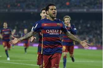 Dani Alves é ídolo do Barcelona (Foto: LLUIS GENE / AFP)