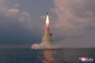 Míssil balistico lançado por submarino é disparado durante teste realizado pela Coreia do Norte
19/10/2021 KCNA via REUTERS  