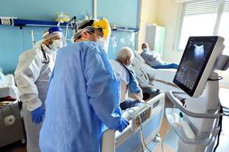 Médico examina paciente com Covid-19 em hospital em Codogno, na Itália
11/02/2021 REUTERS/Flavio Lo Scalzo