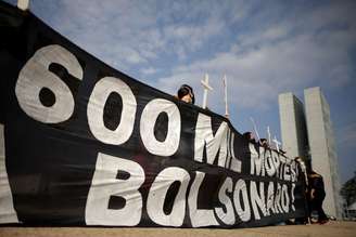 Protesto contra o presidente Jair Bolsonaro lembra a marca de 600 mil mortes no Brasil pela Covid-19
08/10/2021
REUTERS/Ueslei Marcelino