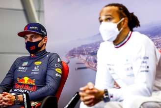 Max Verstappen e Lewis Hamilton lado a lado 