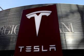 Logotipo da fabricante de veículos elétricos Tesla é visto perto de um complexo comercial em Pequim, China.
05/01/2021
REUTERS/Tingshu Wang/File Photo