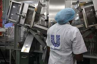 Uma mulher está atrás de uma máquina que faz parte de uma linha de fabricação de pasta de dente na fábrica da Unilever em Lagos, Nigéria
18/01/2018 
REUTERS/Afolabi Sotunde