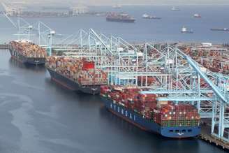Navios de carga são descarregados em terminal em porto de Los Angeles, Califórnia, EUA
07/04/2021
REUTERS/Lucy Nicholson