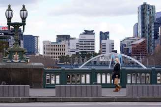 Mulher atravessa ponte no centro da cidade de Melbourne, na Austrália
20/10/2021
REUTERS/Sandra Sanders