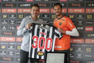 Rever recebeu do ex-colega de campo Victor a homenagem do Galo pelos 300 jogos-(Pedro Souza/Atlético-MG)