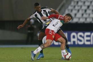 Kanu dificultou a vida de Edu em Botafogo x Brusque (Foto: Vítor Silva/Botafogo)