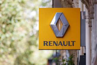 O logotipo da montadora Renault em uma concessionária em Paris, França, 
15/08/2021
REUTERS/Sarah Meyssonnier