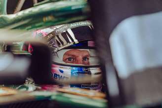Vettel no cockpit de seu Aston Martin AMR21
