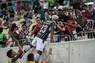 John Kennedy foi comemorar o gol sobre o Flamengo com a torcida do Fluminense (Foto: Lucas Merçon/Fluminense FC)