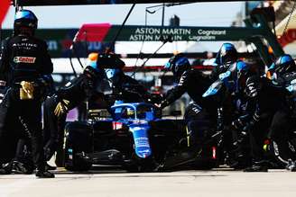 Alonso abandonou com problemas na asa traseira 