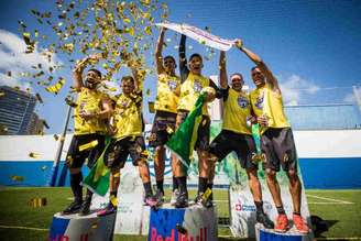 Equipe Renegados da Baixada comemora após título em Fortaleza (Foto: Fábio Piva/Red Bull Content Pool)