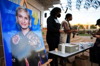 Vigília para a diretora de fotografia Halyna Hutchins em Albuquerque, Novo México, EUA
23/10/2021 REUTERS/Kevin Mohatt