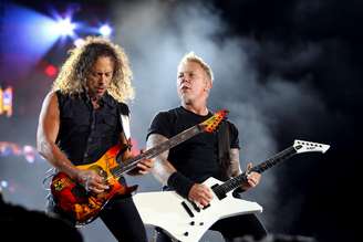O guitarrista Kirk Hammett (e) e o vocalista James Hetfield (d), do Metallica, no terceiro dia do Festival Rock In Rio 2011