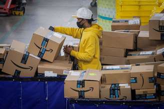Funcionário escaneia pacotes no centro de distribuição JFK8 da Amazon em Staten Island, Nova York, EUA
25/11/2020
REUTERS/Brendan McDermid