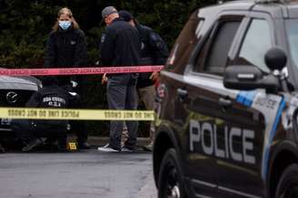 Agentes da lei coletam provas em local de disparos em shopping center em Boise, no Estado norte-americano de Idaho
25/10/2021 REUTERS/Shannon Stapleton