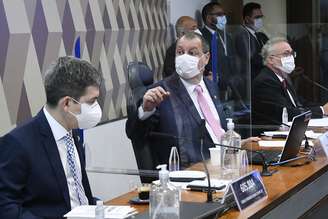 Randolfe Rodrigues, Omar Aziz e Renan Calheiros durante sessão da CPI