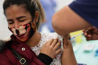 Mulher recebe vacina contra a Covid-19 em Santiago, no Chile
30/06/2021
REUTERS/Ivan Alvarado