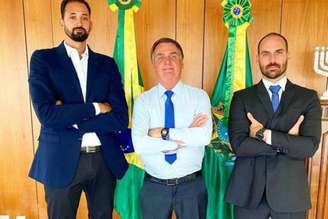 Maurício Souza ao lado de Jair Bolsonaro e Eduardo Bolsonaro (Foto: Reprodução/Redes sociais)