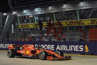Sebastian Vettel cruza o prédio do pit-lane de Marina Bay pela Ferrari 