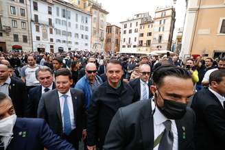 Em Roma, Bolsonaro sofre protestos e tem dia de 'turista'