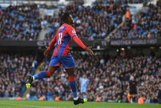 Zaha fez grande partida no Etihad Stadium e incomodou a defesa do Manchester City (Foto: OLI SCARFF / AFP)