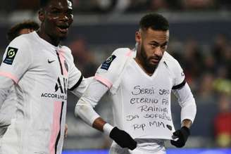 Neymar mostrou camisa com recado a Marília Mendonça (Foto: Philippe LOPEZ / AFP)