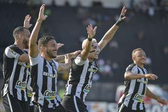 Botafogo goleia Vasco por 4 a 0 e assume a ponta da Série B
