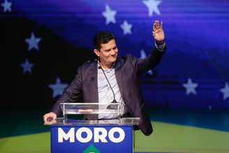 Sergio Moro acena durante evento da sua filiação ao Podemos