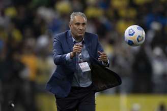 Tite improvisa coreografia diante da bola