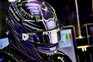 Lewis Hamilton com o capacete roxo da atual temporada