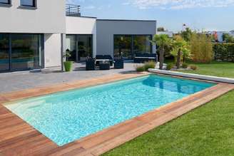 1. Modelo de casa moderna com piscina grande e jardim – Foto: habitissimo